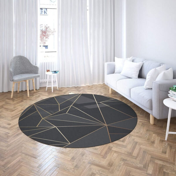 Tepih okrugli Crni trouglovi od pliša prikazan na podu dnevne sobe