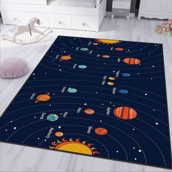 Tepih za decu Sunčev sistem III prikazan na podu dečije sobe