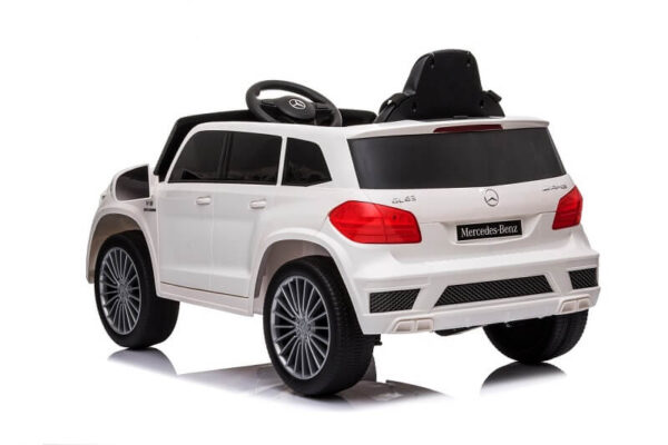 Auto za decu na akumulator Mercedes GL63 AMG LICENCIRANI bele boje prikazan sa zadnje bočne strane.