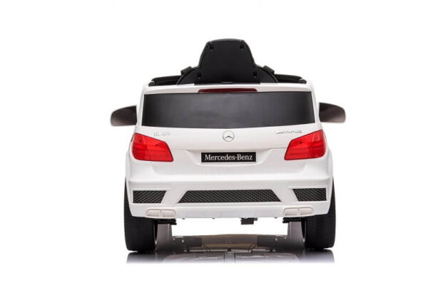 Auto za decu na akumulator Mercedes GL63 AMG LICENCIRANI bele boje prikazan sa zadnje strane.
