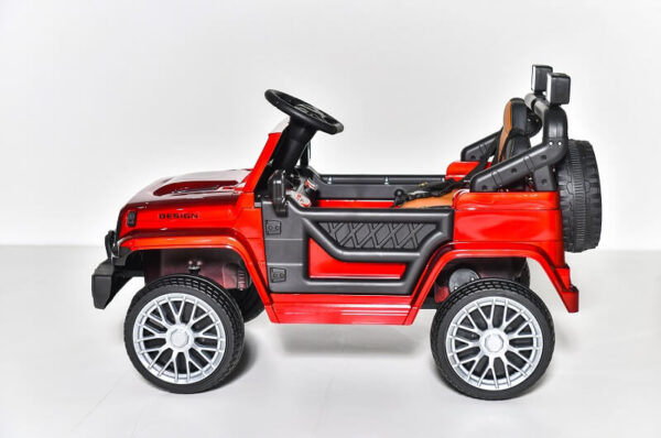 Dečiji auto na akumulator jeep star crvene boje prikazan sa bočne strane.