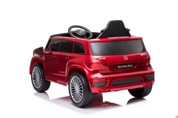 Dečiji auto na akumulator Mercedes GL63 AMG crvene boje prikazan sa zadnje bočne strane.