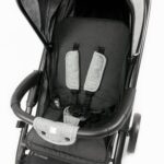 Kišobran kolica Eva sive boje u prvom planu sedalni deo i pojasevi za vezivanje bebe.