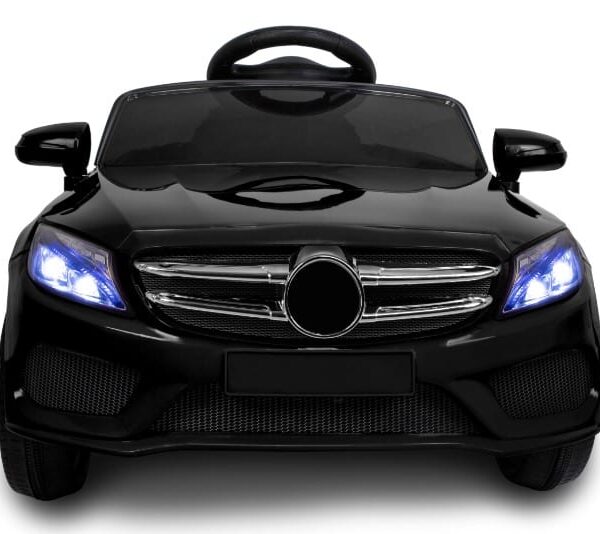 Auto na akumulator SEGMART crne boje prikazan sa prednje strane.