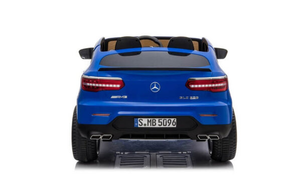 Auto za decu Mercedes GLC AMG 63S plave boje prikazan sa zadnje strane.
