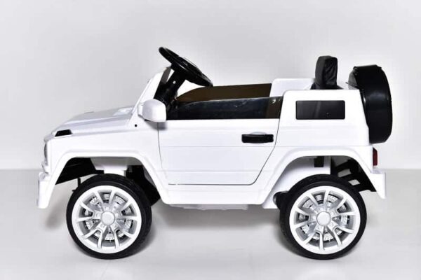 Dečiji auto na akumulator mercedes G55 bele boje prikazan sa bočne strane.