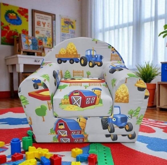 Fotelja za decu Traktor slikana u dečijoj sobi