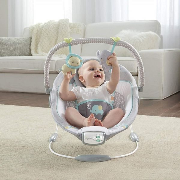 Ležaljka za bebe Morrison sa bebom koja se igra.