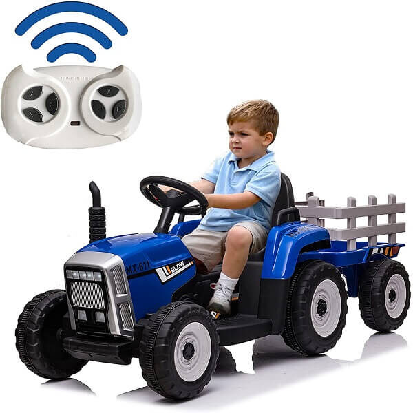 Traktor sa prikolicom na akumulator sa dečakom na njemu i daljinskim upravljačem.