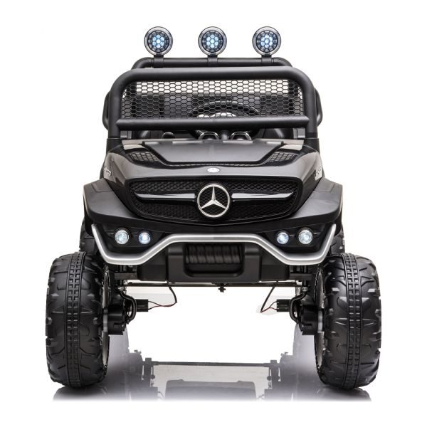 Džip terenac Mercedes Unimog crni sa originalnim znakom.