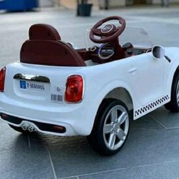 Auto na akumulator Y-MB0905-R beli sa zadnje strane