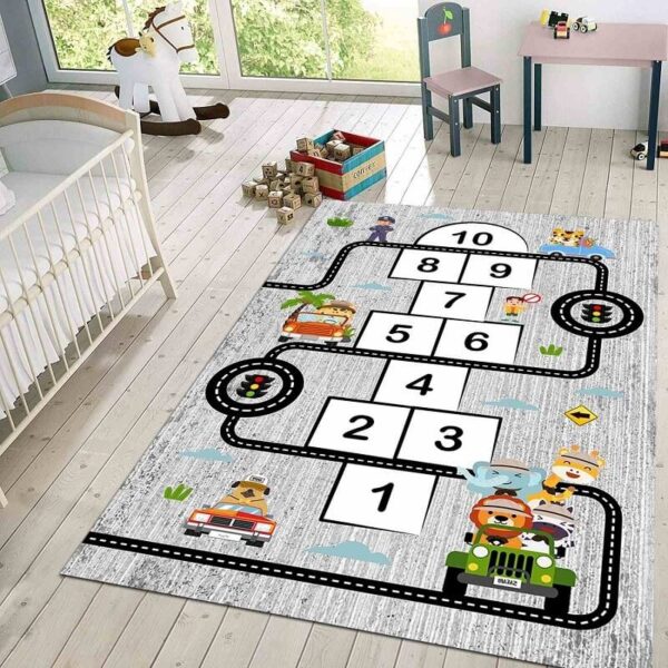 sivi tepih sa stazom za autiće i životinjama na sebi prikazan u dečijoj sobi