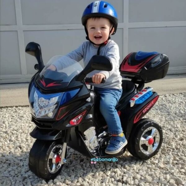 motor na akumulator za decu c051 crni sa dečakom kako sedi na dečijem motoru