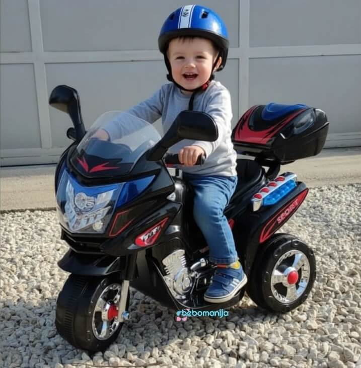 motor na akumulator za decu c051 crni sa dečakom kako sedi na dečijem motoru