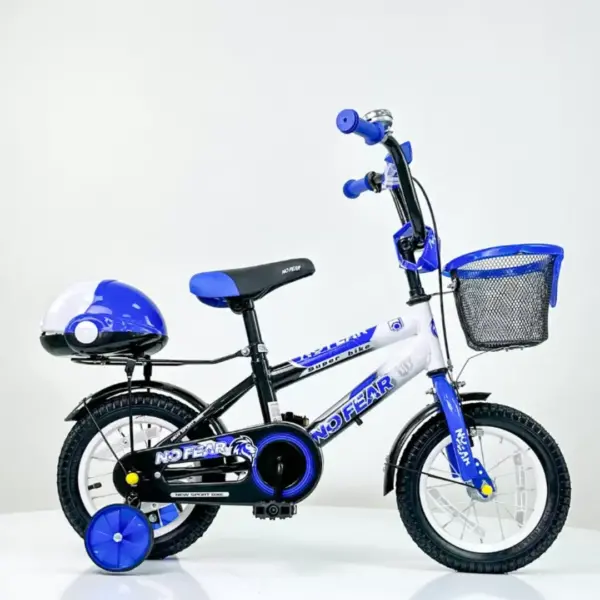 Bicikl za decu No Fear 721 plavi sa pomoćnim točkovima i korpom sa poklopcem iza sedišta prikazan sa strane