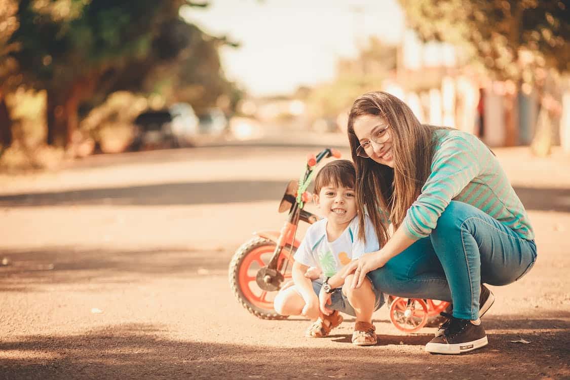 drveni balans bicikl sa dečakom i mamom