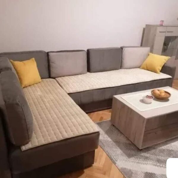 Prekrivač za garnituru Stela bež slikan na garnituri u dnevnoj sobi
