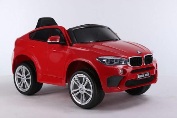 Auto BMW X6M crveni