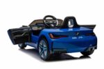 Automobil BMW I4 plavi