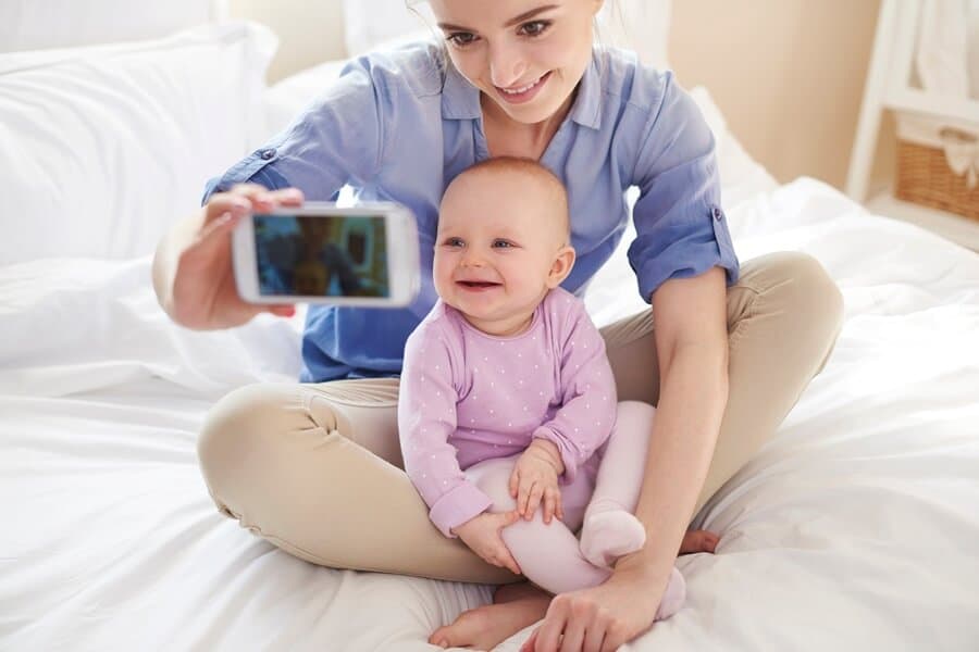 mama i beba slikaju telefonom selfi
