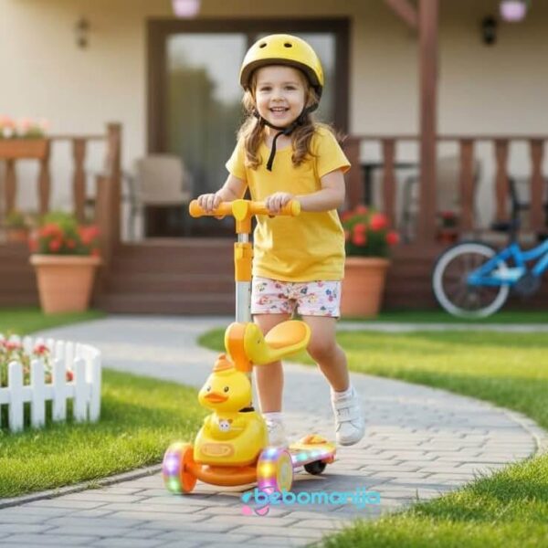 Trotinet sa sedišem Patkica 664 sa devojčicom koja ga vozi