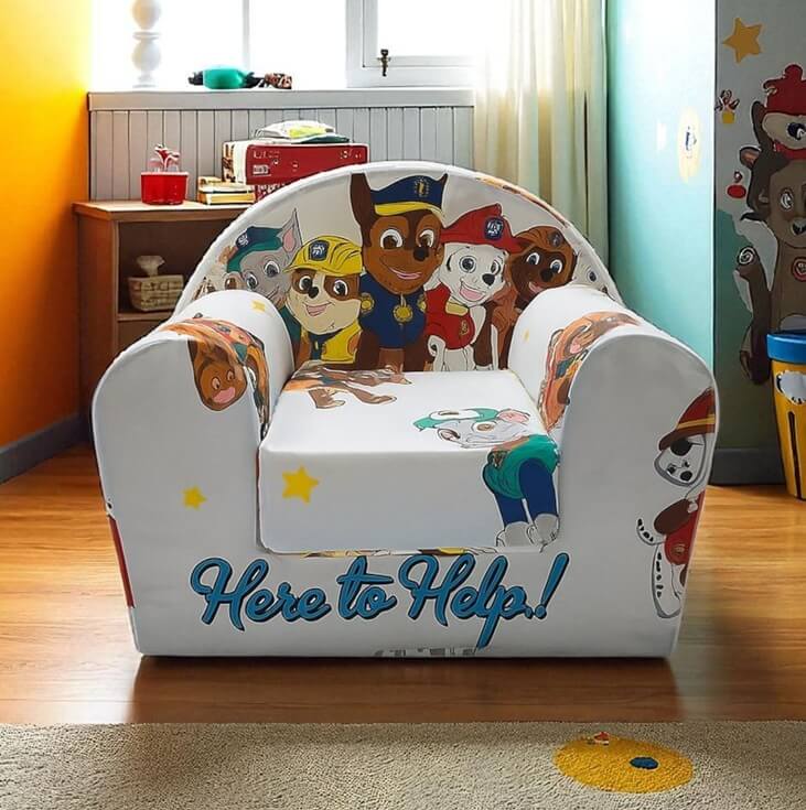 Fotelja Paw Patrol bela slikana u dečijoj sobi