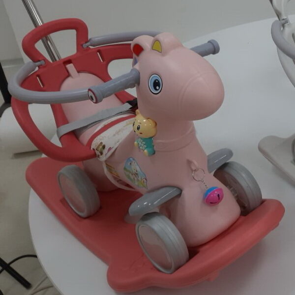 Guralica/klackalica za decu 620-1 sa ručkom i muzikom funkcijom - crvena