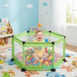Prenosiva ogradica za decu 615 zelena prikazana u sobi sa bebom kako se igra u dečijoj ogradici