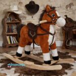 Plisani konjic klackalica sa muzikom i uzengijama Baby Line - Poni svetlo braon