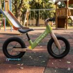 balans bike galaxy cooper zeleno braon slikan u parku
