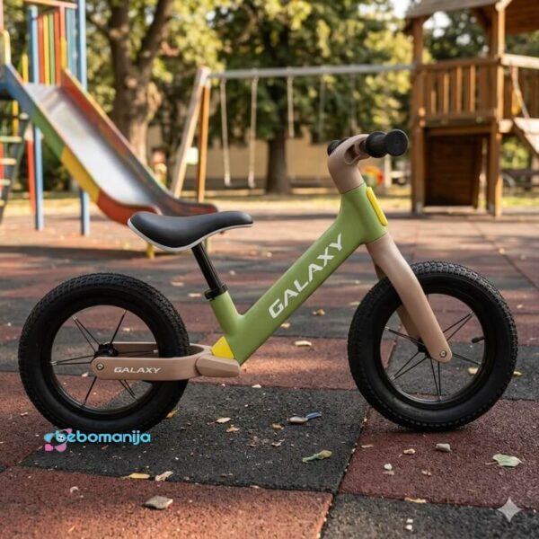 balans bike galaxy cooper zeleno braon slikan u parku