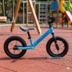 Balans bike Galaxy freedom plavi slikan u parku