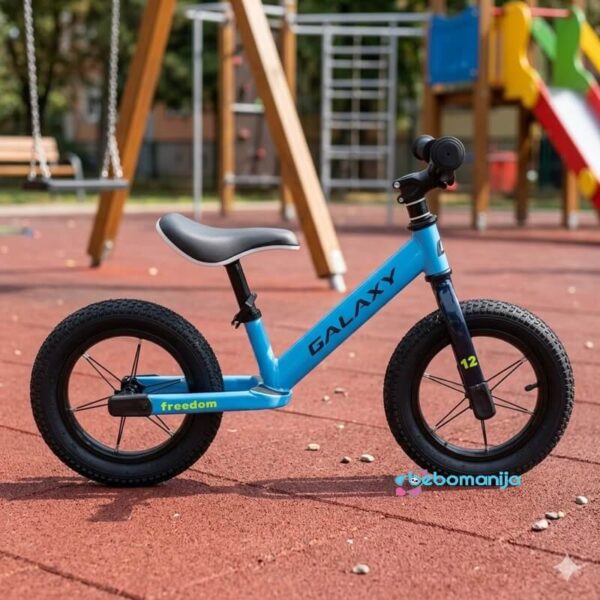 Balans bike Galaxy freedom plavi slikan u parku