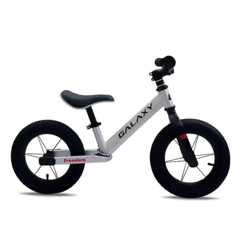 balans bike Galaxy Freedom sivo crna slikana na beloj pozadini