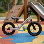 balans bike Galaxy Freedom sivo crna slikana u parku