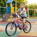 bicikl galaxy festina roze 24 inča sa devojčicom na biciklu