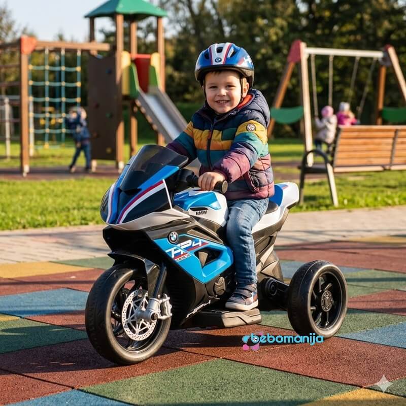 Motor bmw hp4 race plavi sa dečakom na dečijem motoru