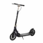 sklopivi trotinet sa dva točka tt-1005 crni slikan u parku