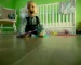 beba puza na podu sobe sa igračkama oko sebe